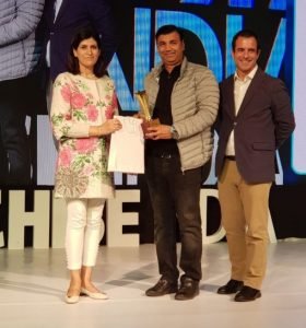 Mr. Yogesh Bhatia receiving the 'B2B Business of the Year' Award