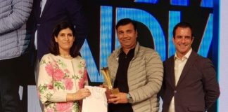Mr. Yogesh Bhatia receiving the 'B2B Business of the Year' Award