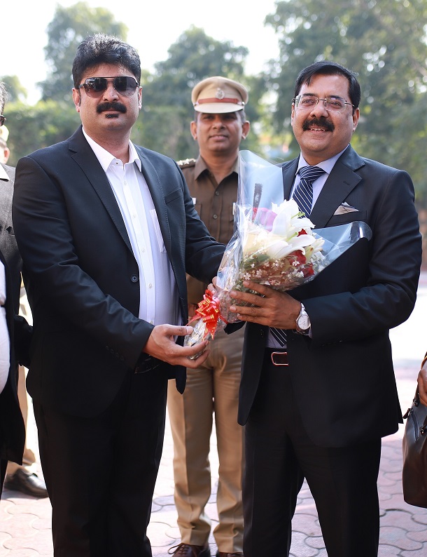 Dr. Irfan Khan (L) Founder EBikeGo receiving Mr. Sanjay Singh Special CP, Delhi 