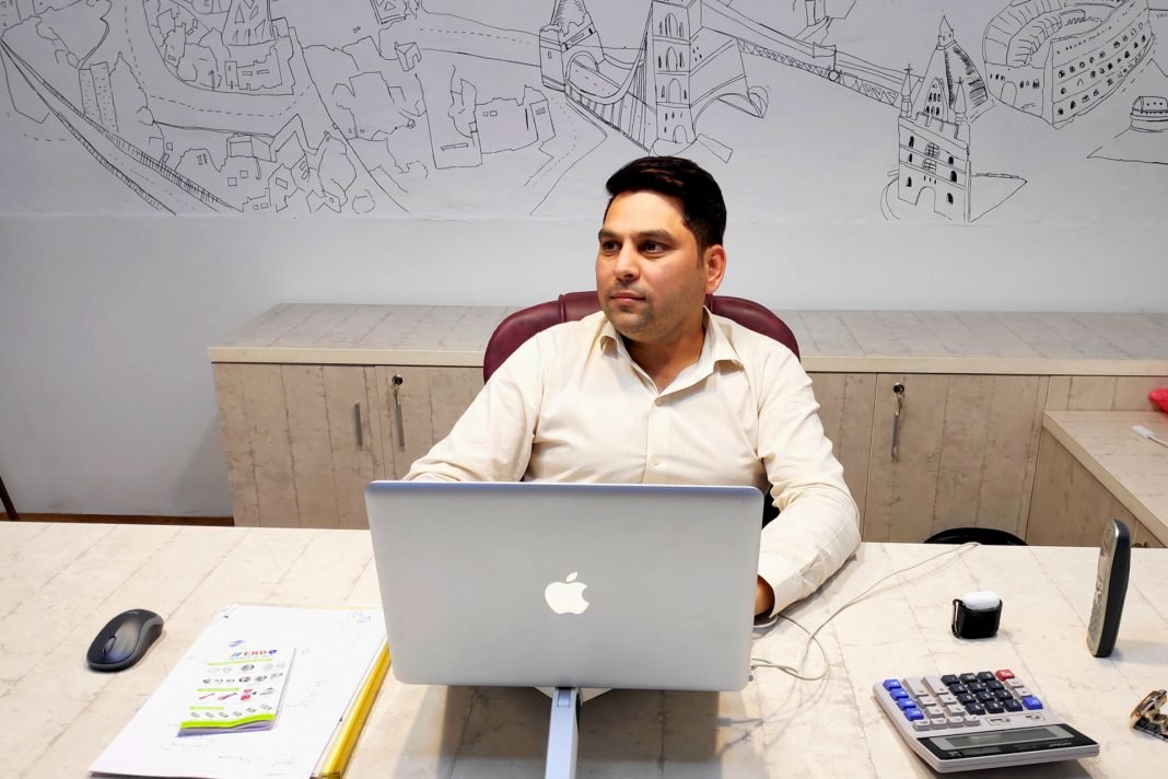 How This Delhi-based Startup Is Revolutionizing Online Apparels World by Creating Black and White Model How This Delhi-based Startup Is Revolutionizing Online Apparels World by Creating Black and White Model