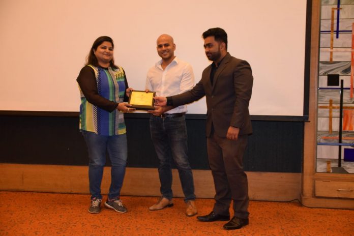 Anand Dhruv, president of HRIA Mumbai Chapter, presented the award to QAD India Human Resources Manager Rupali Mahadik