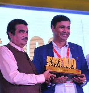 Mr Nitin Gadkari, Minister of MSME Presenting Award to Mr. Yogesh Bhatia founder of B2Badda.com