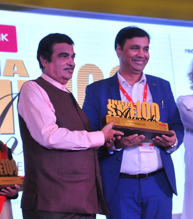 Mr Nitin Gadkari, Minister of MSME Presenting Award to Mr. Yogesh Bhatia founder of B2Badda.com