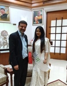 Ms Amruta Fadnavis Crowned as World Peace Ambassador by Dr. Huz - Founder - The World Peacekeepers Movement