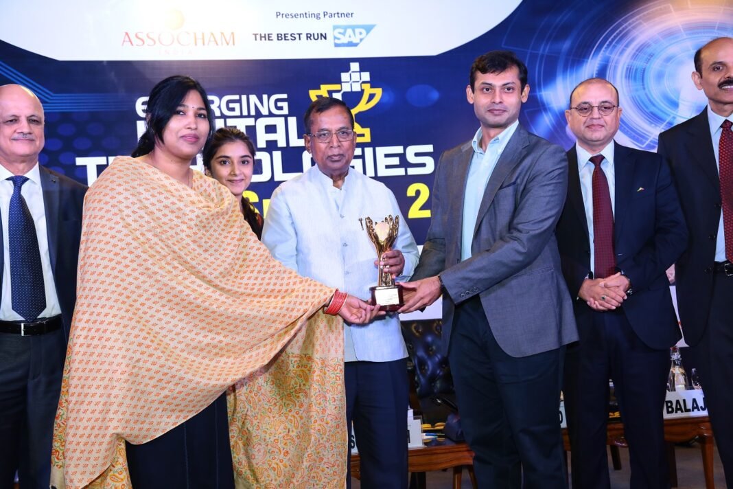 Zefmo wins ASSOCHAM award for best use of AI in emerging technologies Shri Som Parkash (Center) with Mr. Shudeep Majumdar, Co-founder, Zefmo (Right)