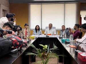 Industry Minister, Bihar, Nitish Mishra with YourStory Founder & CEO Shradha Sharma at the launch of the Bihar chapter of The Bharat Project during the Bihar Idea Festival in Patna.
