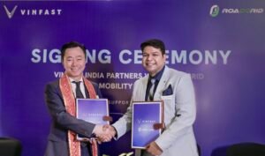 Mr. Pham Sanh Chau, CEO of VinFast Asia (left), and Mr. Mr. Deepesh Shrinath, CEO of RoadGrid, signed an agreement to build a robust after-sales service & charging network across India