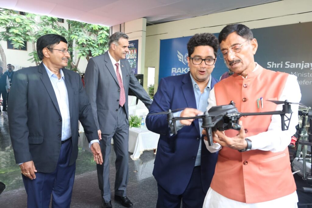 Agnishwar Jayaprakash Founder and CEO, Garuda Aerospace and Shri Sanjay Seth, Hon’ble Union Minister of State for Defence