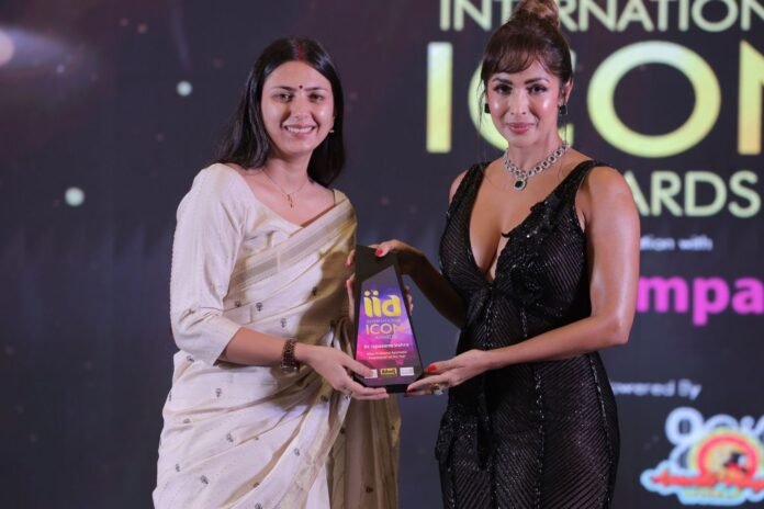 Dr. Upasana Vohra receiving International Icon Award from Malaika Arora