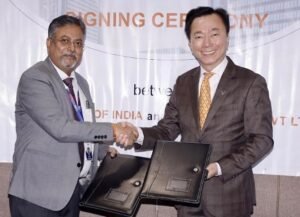 The MoU was signed by Mr. Pham Sanh Chau, CEO of VinFast Asia, along with Mr.Anindya Sunder Paul, Deputy Managing Director, State Bank of India