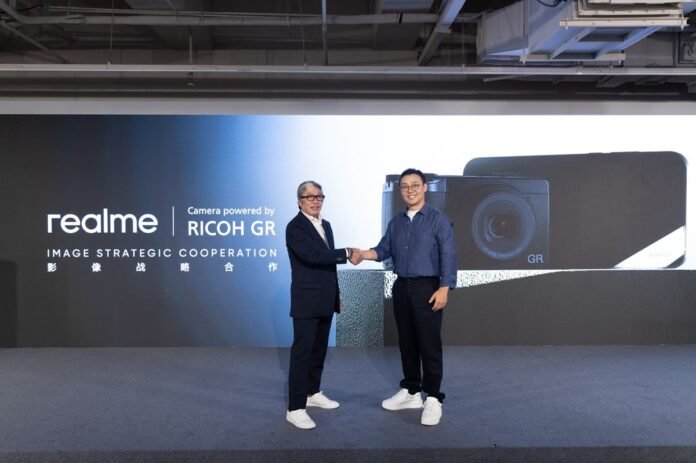 Kazunobu Saiki, General Manager of Camera Business Division at RICOH IMAGING COMPANY LTD and Chase Xu, Vice President and CMO of realme Kazunobu Saiki, General Manager of Camera Business Division at RICOH IMAGING COMPANY LTD and Chase Xu, Vice President and CMO of realme