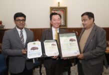 VinFast VF 6 and VF 7 Secure 5-Star Bharat NCAP Safety Rating, Setting New Benchmarks for EV Safety in India Mr. Pham Sanh Chau (center) received the 5-STAR Bharat NCAP safety certification for the VF 6 from Shri. Nitin Gadkari, Hon. Minister of Road Transport and Highways, Govt. of India