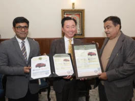 Mr. Pham Sanh Chau (center) received the 5-STAR Bharat NCAP safety certification for the VF 6 from Shri. Nitin Gadkari, Hon. Minister of Road Transport and Highways, Govt. of India