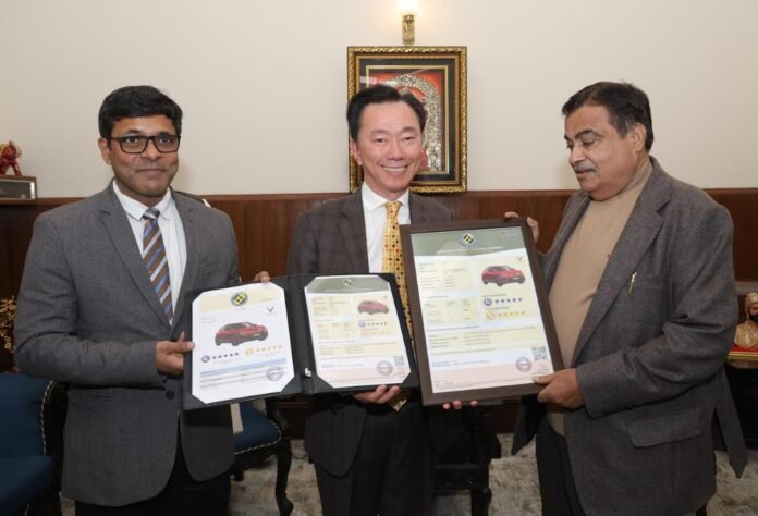 Mr. Pham Sanh Chau (center) received the 5-STAR Bharat NCAP safety certification for the VF 6 from Shri. Nitin Gadkari, Hon. Minister of Road Transport and Highways, Govt. of India