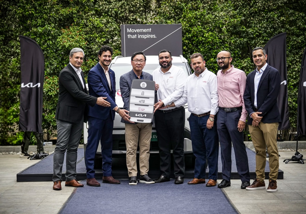Kia India Accelerates Sustainable Corporate Mobility as Carens Clavis EV Crosses 1,100+ Units, Adds 100-Unit Deal with Refex Mobility Mr. Atul Sood, Senior Vice President - Sales & Marketing ; Mr. Sunhack Park, Chief Sales Officer from Kia India Leadership; along with the Refex Mobility team - Mr. Meet Goradia, COO; Mr. Ankit Grover, CBO and Mr. Anirudh Arun, CEO - at the Kia Carens Clavis EV fleet handover ceremony
